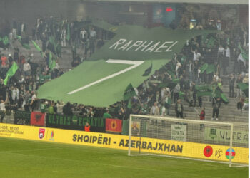 Koreografi emocionuese e tifozëve të Egnatias, shpalosin banerin në nder të Dwamena