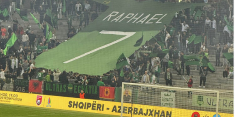 Koreografi emocionuese e tifozëve të Egnatias, shpalosin banerin në nder të Dwamena
