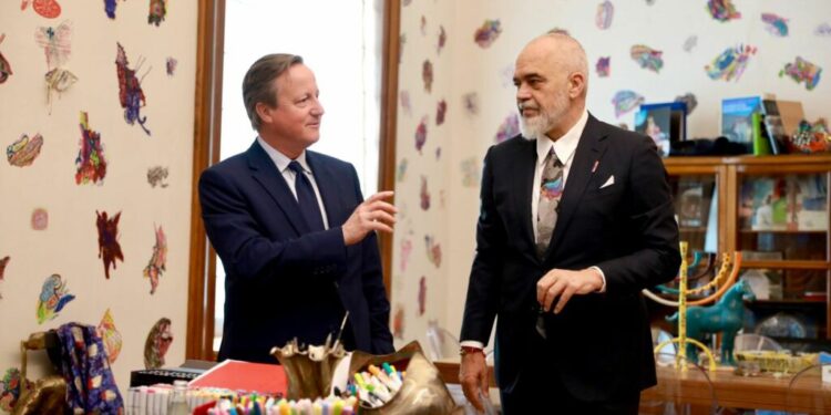 VIDEO/ Rama pret David Cameron, sekretari i Jashtëm britanik fotografon pikturat e kryeministrit