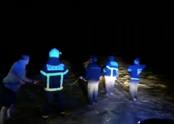 Shmanget tragjedia! Tre persona tentuan të kalonin lumin Osum me makinë dhe i mori rrjedha para, shpëtohen nga zjarrfikësit dhe forcat “Shqiponja” Berat