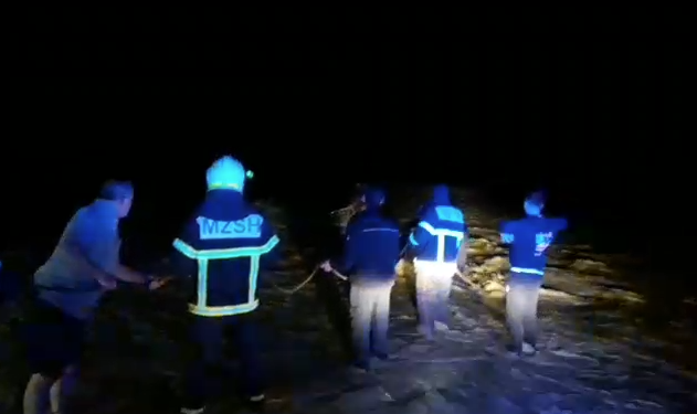 Shmanget tragjedia! Tre persona tentuan të kalonin lumin Osum me makinë dhe i mori rrjedha para, shpëtohen nga zjarrfikësit dhe forcat “Shqiponja” Berat