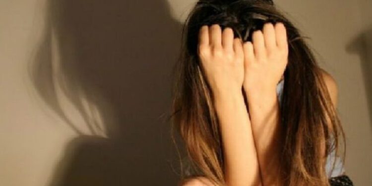 “Mos trego se të vrava”, dëshmia tronditëse e 15-vjeçares që dyshohet se u abuzua sek*ualisht për 4 vite nga babai në Kavajë