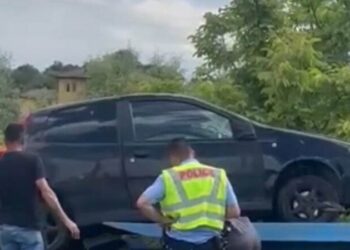 Aksident i rëndë/ Makina ‘raketë’ përfundon në lumë, tre të lënduar