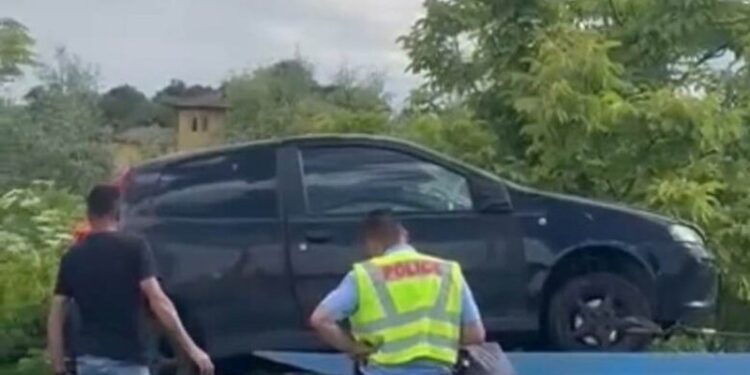 Aksident i rëndë/ Makina ‘raketë’ përfundon në lumë, tre të lënduar