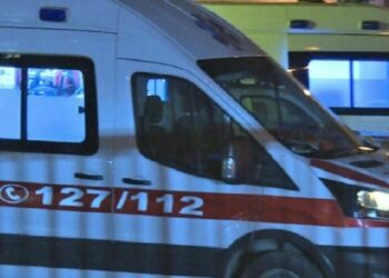 E rëndë në Fier, porta prej hekuri e banesës i bie sipër, ndërron jetë 56-vjeçarja