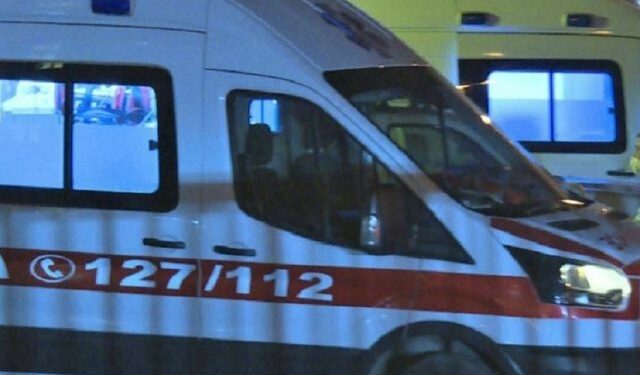 E rëndë në Fier, porta prej hekuri e banesës i bie sipër, ndërron jetë 56-vjeçarja