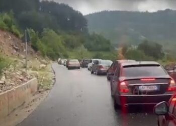 Ngec kamioni në By-Passin e Rrugës së Arbrit, dhjetëra automjete bllokohen në trafik