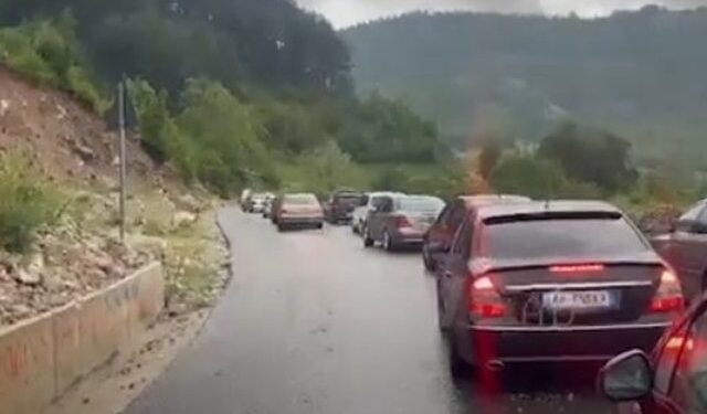 Ngec kamioni në By-Passin e Rrugës së Arbrit, dhjetëra automjete bllokohen në trafik