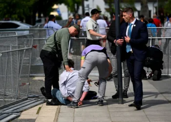 VIDEO/ Plumba në drejtim të kryeministrit, panik dhe kaos në Sllovaki, dalin pamjet nga arrestimi i agresorit