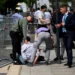 VIDEO/ Plumba në drejtim të kryeministrit, panik dhe kaos në Sllovaki, dalin pamjet nga arrestimi i agresorit