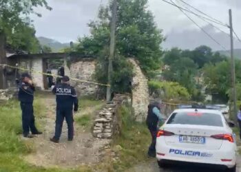 Burrë e grua u gjetën të pajetë në banesën e tyre në Dropull, shoqërohen në polici 3 persona, pistat e hetimit