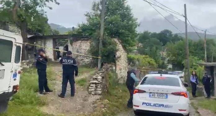 Burrë e grua u gjetën të pajetë në banesën e tyre në Dropull, shoqërohen në polici 3 persona, pistat e hetimit