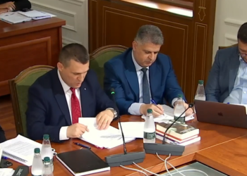 Frikë për të firmosur, Altin Dumani qetëson administratën: S’ju kemi objektiv specifik, por mos shkelni ligjin!