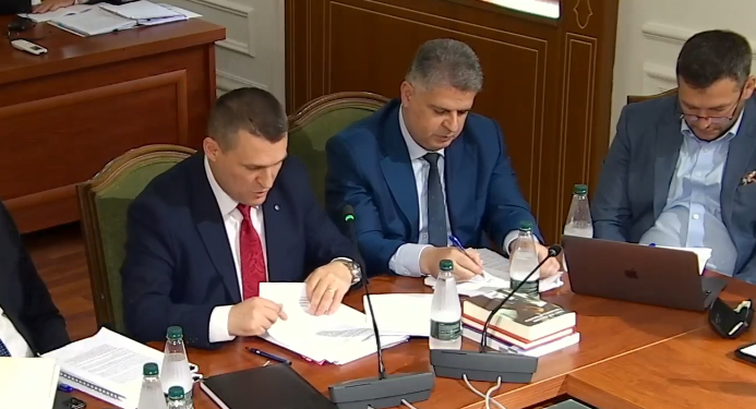 Frikë për të firmosur, Altin Dumani qetëson administratën: S’ju kemi objektiv specifik, por mos shkelni ligjin!