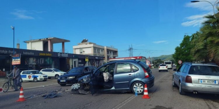 Aksident i rëndë në Elbasan, mjetet përplasen kokë më kokë, 2 të plagosur