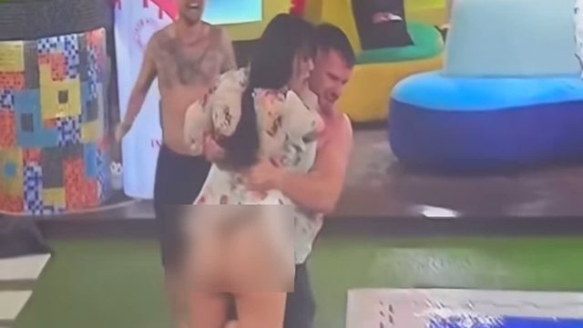 VIDEO/ Erjolën e hedhin në mes të natës në pishinë, por i dalin pjesët intime