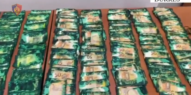 Durrës, arrestohen dy persona, shisnin në treg euro të vjedhura