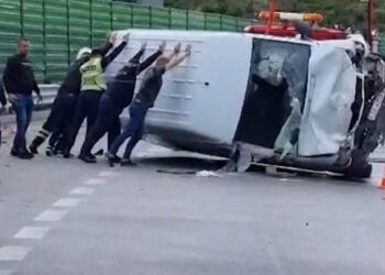 Aksident në Tiranë, përmbyset furgoni afër Farkës