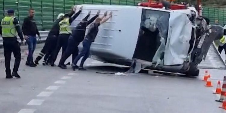 Aksident në Tiranë, përmbyset furgoni afër Farkës