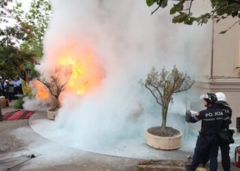 Shkëputet energjia elektrike në protestë, protestuesit hedhin flakadanë drejt Bashkisë