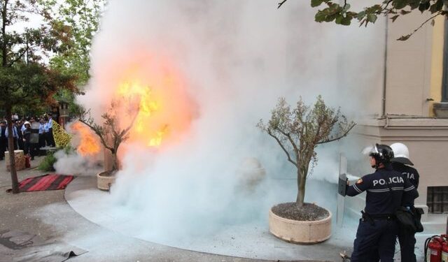 Shkëputet energjia elektrike në protestë, protestuesit hedhin flakadanë drejt Bashkisë