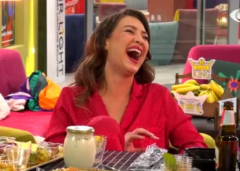 “A ke merak për Ergysin jashtë?”, përgjigja epike e Françeskës bën banorët të shpërthejnë në të qeshura: Shoqja e tij është…