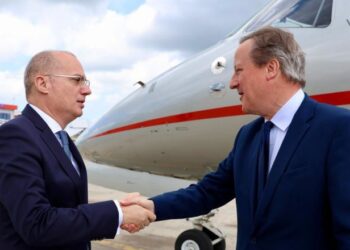 Cameron mbërrin në Tiranë, ministri Hasani e pret në aeroport