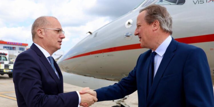Cameron mbërrin në Tiranë, ministri Hasani e pret në aeroport