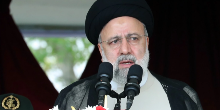 VIDEO/ Irani vajton presidentin, momenti kur shpallet vdekja e Ebrahim Raisit