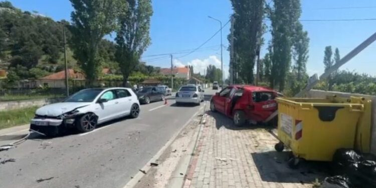 Aksident në Lezhë-Shëngjin, makinat përplasen kokë më kokë, dy të lënduar