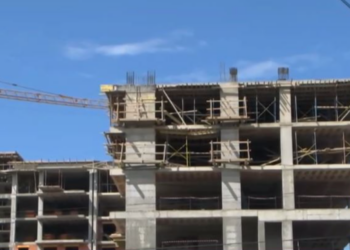 “Kishte 20 minuta që kishte marrë turnin”, 28-vjeçari ra nga lartësia e pallatit në ndërtim dhe humbi jetën, shoqërohet drejtuesi teknik i punimeve