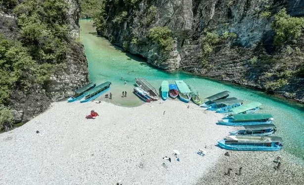 “Pak i njohur, por me plazhe si Maldive”, e famshmja britanike ‘Mirror’ artikull për Shqipërinë: Gjeni fluturime dhe pije të lira