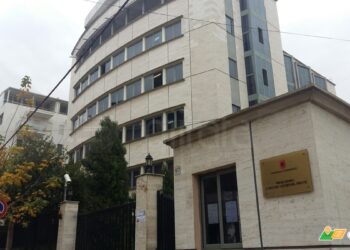 Nën hetim për pastrim parash, Prokuroria e Tiranës sekuestron prona, llogari bankare dhe 7 makina të një personi