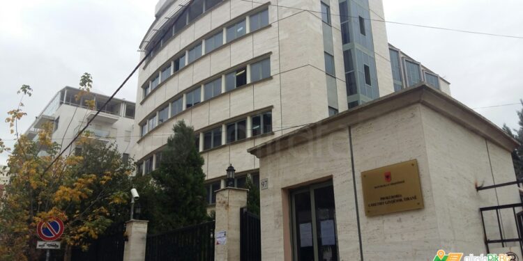 Nën hetim për pastrim parash, Prokuroria e Tiranës sekuestron prona, llogari bankare dhe 7 makina të një personi