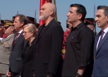 5 Maji, kryeministri Rama homazhe në Varrezat e Dëshmorëve, shoqërohet nga Veliaj dhe Nikolla