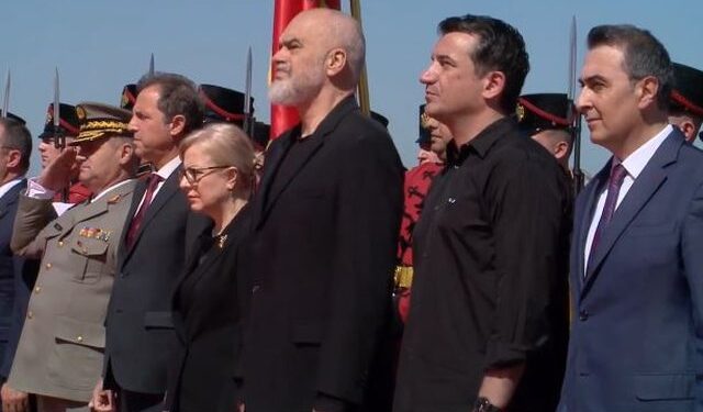 5 Maji, kryeministri Rama homazhe në Varrezat e Dëshmorëve, shoqërohet nga Veliaj dhe Nikolla