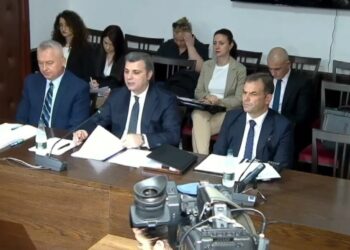 LIVE-Skandali me mikrokreditë, Sejko i mbuluar në djersë: Nuk kemi kompetencë!