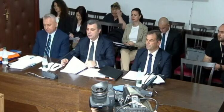 LIVE-Skandali me mikrokreditë, Sejko i mbuluar në djersë: Nuk kemi kompetencë!