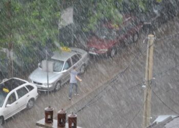 VIDEO/ Shi i rrëmbyeshëm edhe në Tiranë, kryeqyteti përfshihet nga stuhia dhe vetëtima