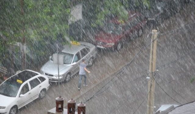 VIDEO/ Shi i rrëmbyeshëm edhe në Tiranë, kryeqyteti përfshihet nga stuhia dhe vetëtima