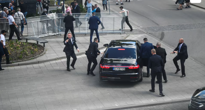 VIDEO/ I gjunjëzuar dhe me duar në bark, momenti i plagosjes së kryeministrit të Sllovakisë