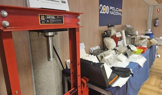 Zbulohet laboratori i kokainës në Spanjë, policia sekuestron 1 ton drogë. Në pranga 6 shqiptarë