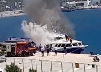 Shpërthen në flakë trageti i linjës Sarandë-Korfuz