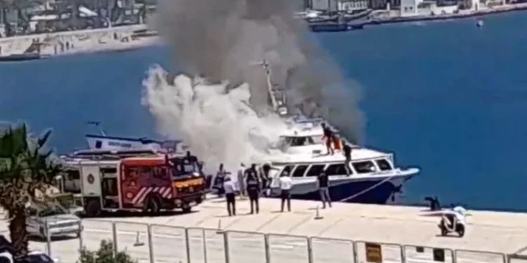 Shpërthen në flakë trageti i linjës Sarandë-Korfuz