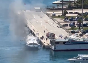 Trageti u shkrumbua nga flakët në portin e Sarandës, pronarët: Dyshojmë se ishte e qëllimshme