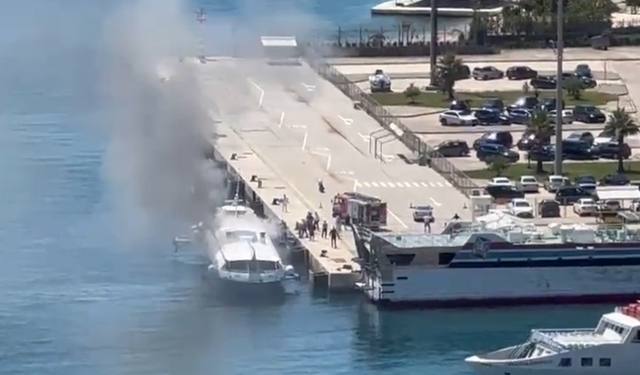 Trageti u shkrumbua nga flakët në portin e Sarandës, pronarët: Dyshojmë se ishte e qëllimshme