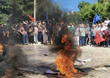 LIVE-Opozita bllok, ndërpritet Parlamenti, Spiropali-Nikollës: Nxirri jashtë!