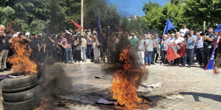 LIVE-Opozita bllok, ndërpritet Parlamenti, Spiropali-Nikollës: Nxirri jashtë!