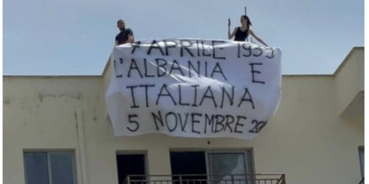 ‘Shqipëria është e Italisë’, aktivistët në Shëngjin protestë në taracën e pallatit, shoqërohen në polici