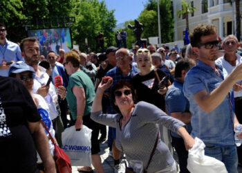 Protesta jashtë Parlamentit përmes fotove